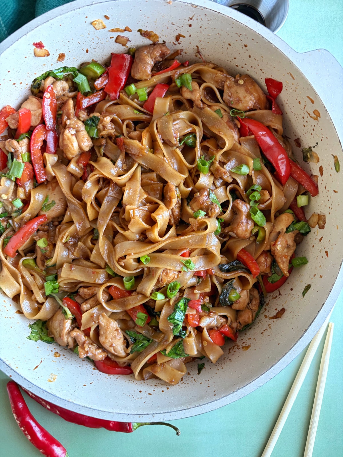 A large pan filled with drunken noodles.